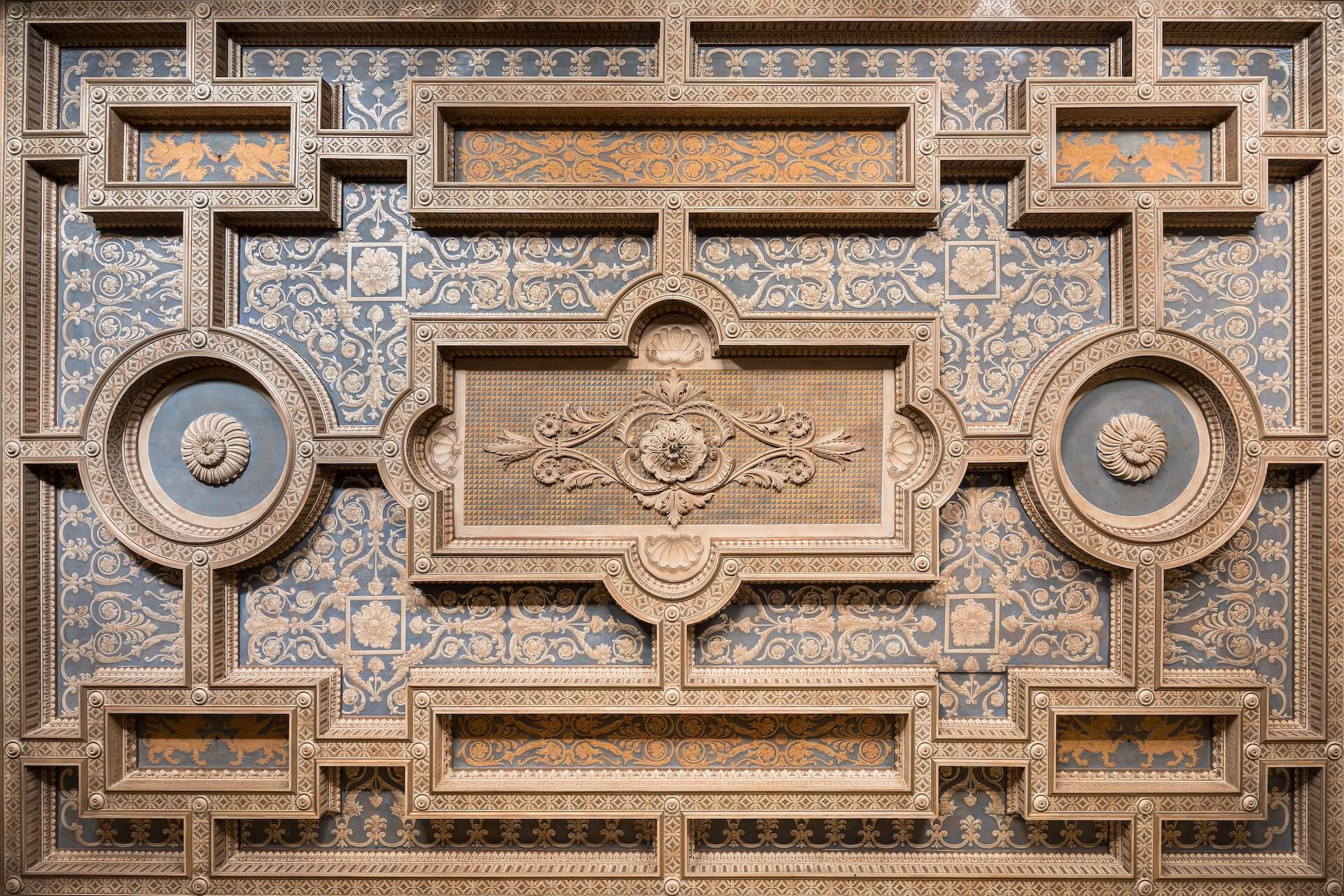 Interni della sede di Addenda: dettaglio del soffitto decorato